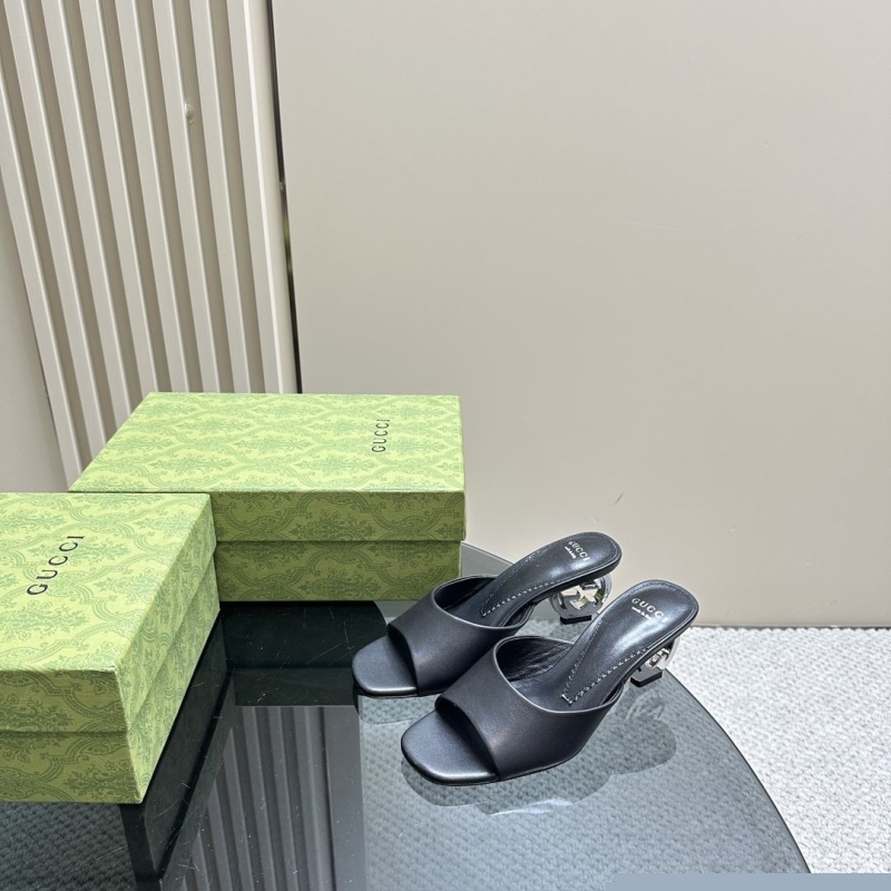 G*u*i slippers